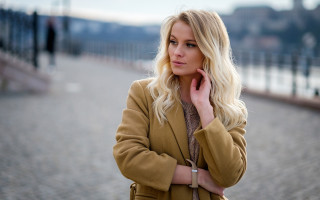 Blonde woman street serious makeup - a street free wallpaper