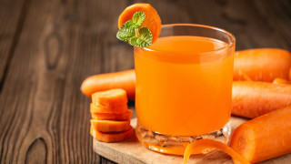 Carrot juice garnish wooden table - cui bai free wallpaper