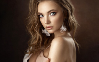 Blue eyes white dress portrait - her right arm free wallpaper