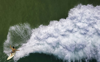 Surfing man wave ocean berry - top of a surfboard in the ocean free wallpaper for desktop