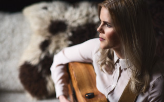 Woman guitar couch blonde bokeh - akseli gallenkallela free wallpaper