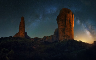 Mountain starry sky clouds rocks - a few cloud above free wallpaper for desktop