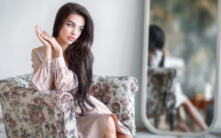 Elina karimova sitting mirror blurry - a mirror free wallpaper