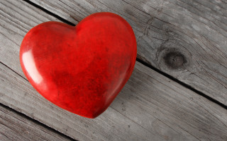 Red heart wooden surface gray - a gray background free wallpaper