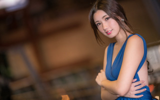 Woman blue dress crossed arms - a blurry background free wallpaper