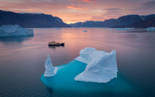 Boat icebergs mountains sunset ocean - photograph free wallpaper