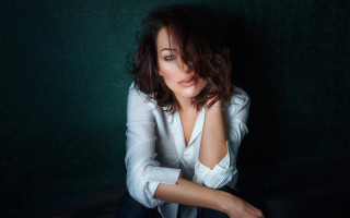 Woman crossing legs green wall - a green wall behind her free wallpaper