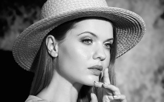 Eszter mattioni portrait hat blurry - under her chin free wallpaper