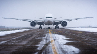 Large jetliner snowy runway tilt - snow and ice free wallpaper for desktop