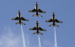 Jets smoke trail formation blue - free bird wallpaper