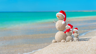 Snowman beach ocean sky bear - a snowman free wallpaper
