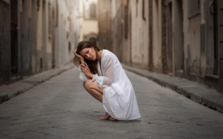 Woman kneeling alleyway blurry portrait - a narrow alley way free wallpaper