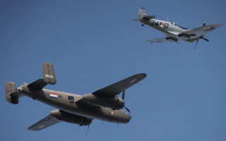 Old fashioned airplanes flying jigsaw - the sky together free wallpaper