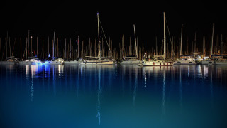 Boats reflection night city lights - a group of boats free wallpaper