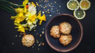 Plate lemons flowers vase stilllife - a vase of flowers free wallpaper