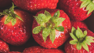 Strawberries water droplets green leaf - strawberry free wallpaper