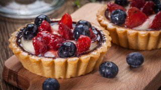 Pies blueberries strawberries wooden board - clara peeters free wallpaper