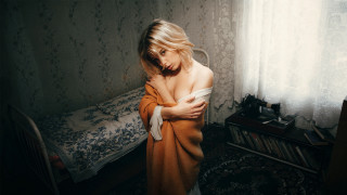 Woman towel bed window blonde - a towel free wallpaper