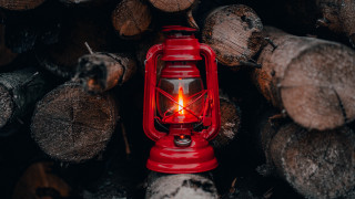 Red lantern pile logs neo - radiant light free wallpaper