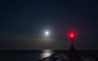 Red light ocean night moon - moonlight free wallpaper