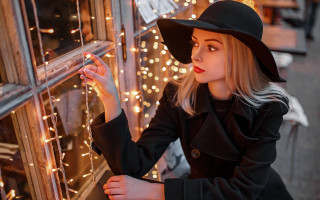 Woman black hat christmas lights - decorated free wallpaper