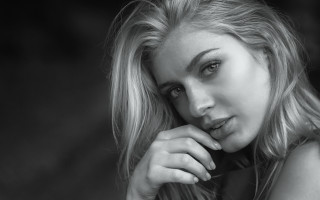 Blonde woman portrait blackandwhite photorealistic - her chin free wallpaper