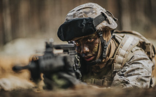 Soldier crouching camouflage gun grass - full round face free wallpaper