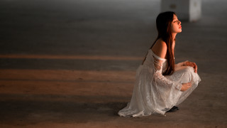 Gothic woman white dress sitting - chen rong free wallpaper