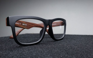 Glasses black surface white background - a black frame free wallpaper