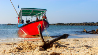 Boat beach rock tilt shift - a rope free wallpaper for desktop