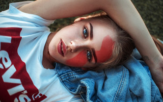 Girl redface laying blueeyes necklace - a red face free wallpaper