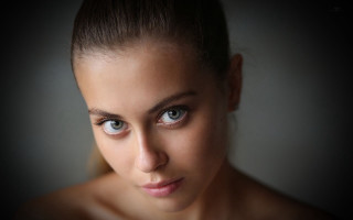 Eszter mattioni portrait blue eyes 2 - a ponytail free wallpaper for desktop