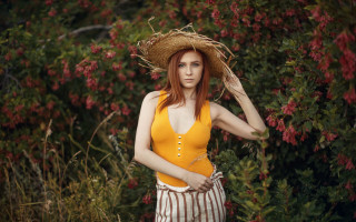 Woman yellow top striped shorts - a yellow top free wallpaper