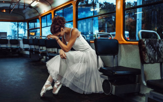 Woman white dress sitting bus - a bus free wallpaper