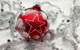 Red ornament star silver tinsel - a red ornament free wallpaper