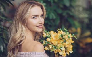 Woman yellow flower bouquet smiling - a bouquet free wallpaper