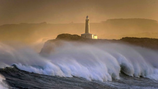 Lighthouse waves ocean dusk foggy - a lighthouse free wallpaper