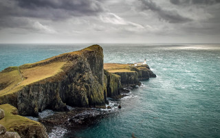 Lighthouse cliff ocean cloudy sky 4 - the ocean under a cloudy sky free wallpaper