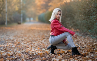 Woman leaves red jacket autumn - a red shirt free wallpaper