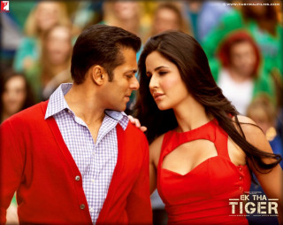 Man woman red standing together - movie still free wallpaper