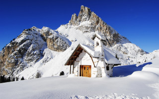 Small church snowy mountain range - dosso dossi free wallpaper