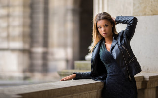 Woman leaning wall serious brown - didier mouron free wallpaper