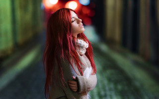 Red haired woman tunnel train - a red light in the background free wallpaper