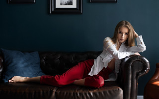 Woman sitting couch blue wall - artur tarnowski free wallpaper