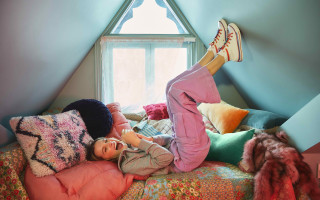 Woman bed window stuffed animal - a window in the background free wallpaper