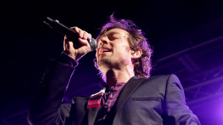 Man suit singing microphone stage - private press free wallpaper