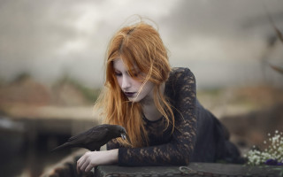 Gothic portrait redhair blackdress bird - a black bird free wallpaper