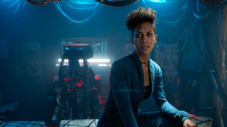 Woman robot afrofuturism portrait blue - a blue light behind her free wallpaper