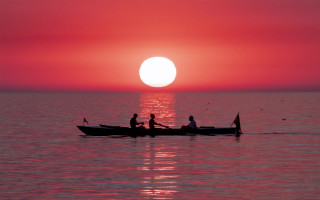 Group people boat sunset moon - the sun in the background free wallpaper