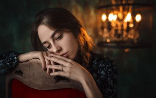 Woman sitting chandelier portrait blurry - anka zhuravleva free wallpaper for desktop